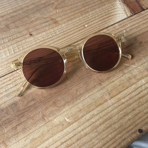 Sunday Somewhere “ALIA” sunglasses.